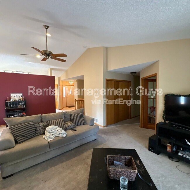Foto del edificio - 726 E Nicollet Blvd