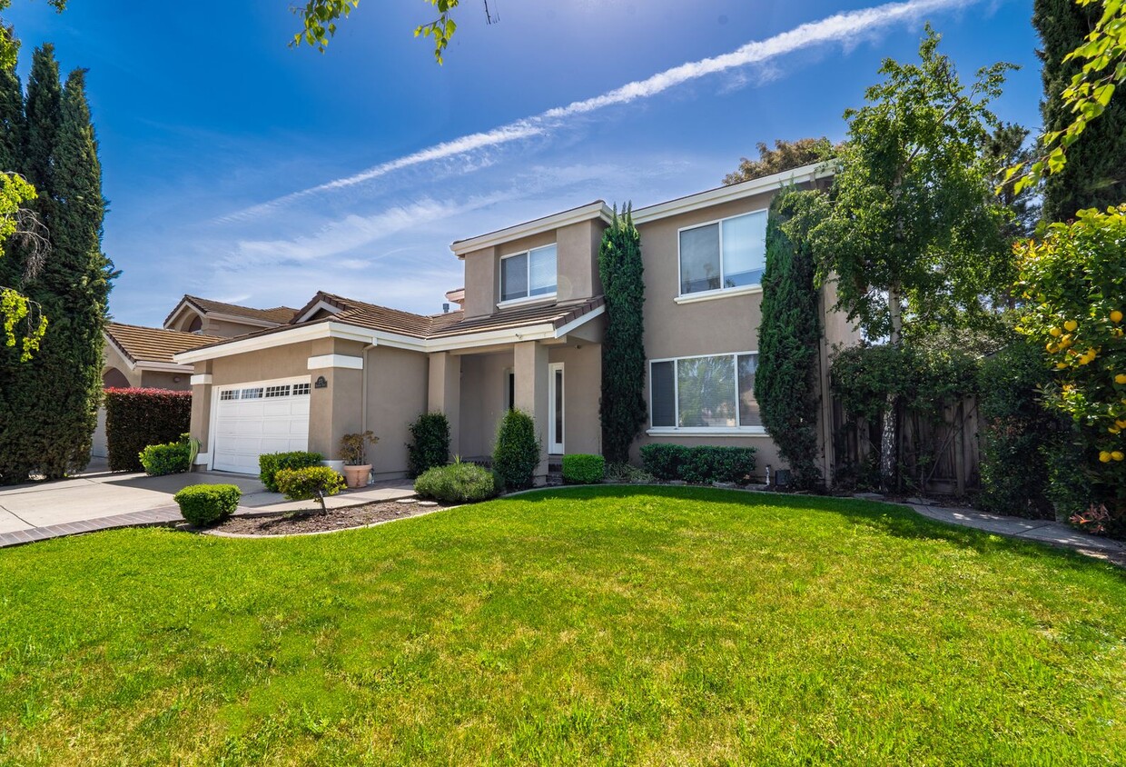 Primary Photo - Beautiful 2 Story SIngle Family Home 4 bd....