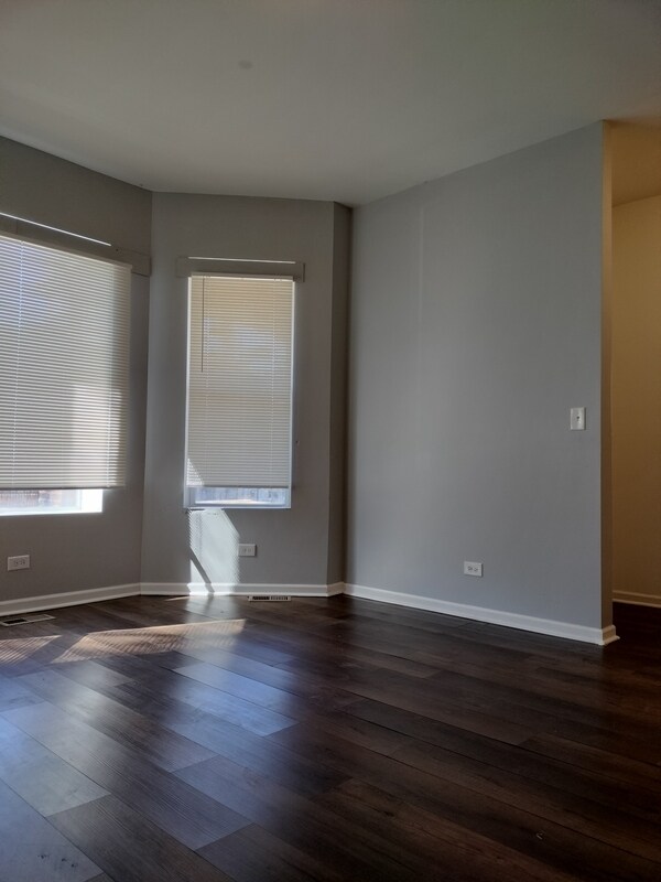 Building Photo - 5725 S Green St