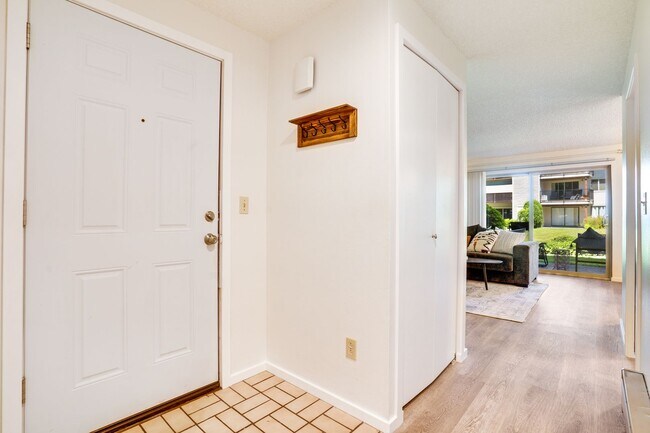 Foto del edificio - Charming 2 Bed, 2 Bath Condo in Gated Comm...