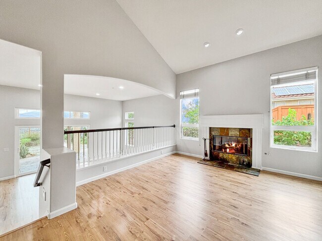 Foto del edificio - Spacious & Upgraded 4 Bedroom, 3 Bath Home...
