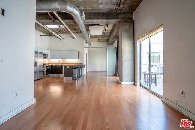 Foto del edificio - 645 W 9th St