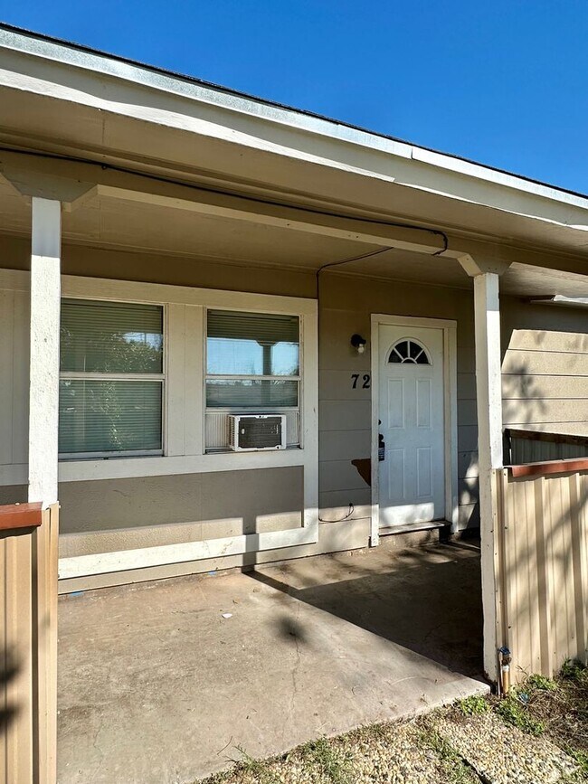 Foto del edificio - NOW AVAILABLE - 3 Bedroom Home + Fenced Ba...