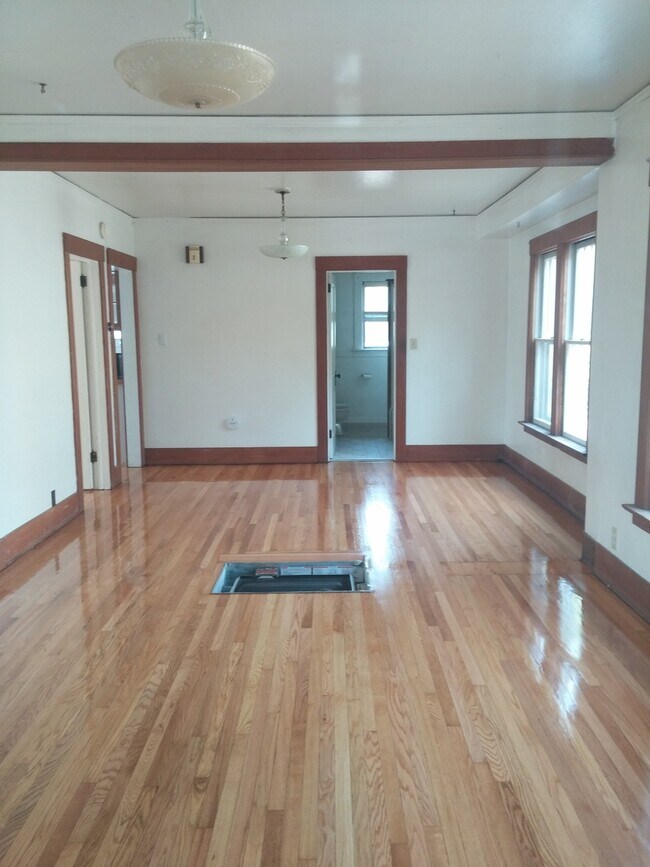 Building Photo - Two Bedroom Home in the Rose Park Neighbor...