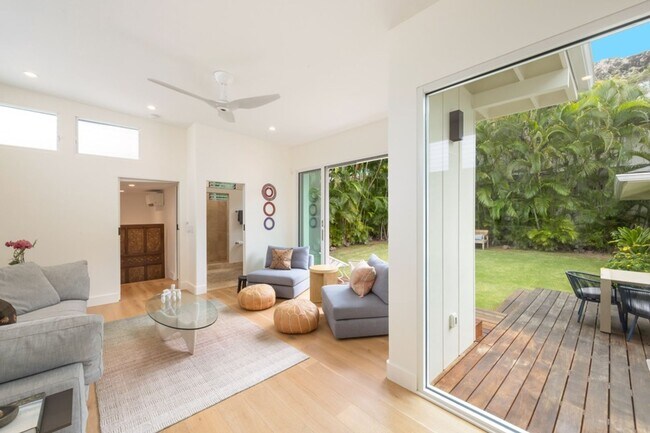 Foto del edificio - Majestic Retreat: Close to Beach, Designer Details, Expansive Rear Deck Views