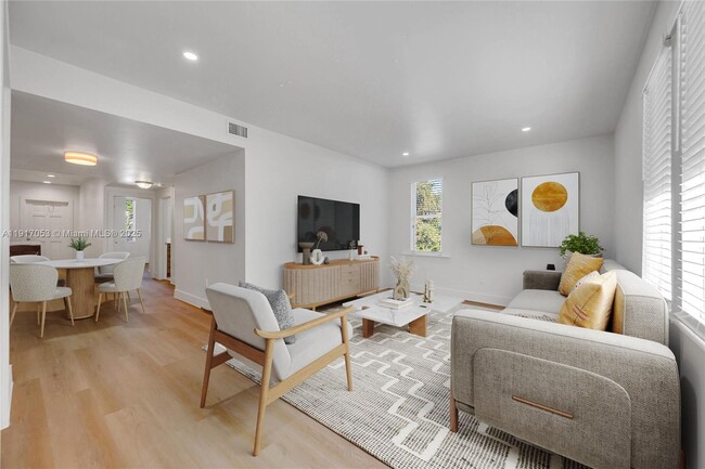 Foto del edificio - 893 NE 81st St