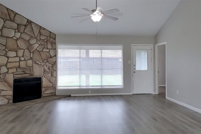 Foto del edificio - 14831 Waterside Dr