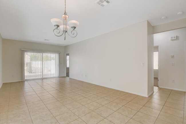 Building Photo - Charming 3 Bed 2 Bath Single Story Hoe in ...