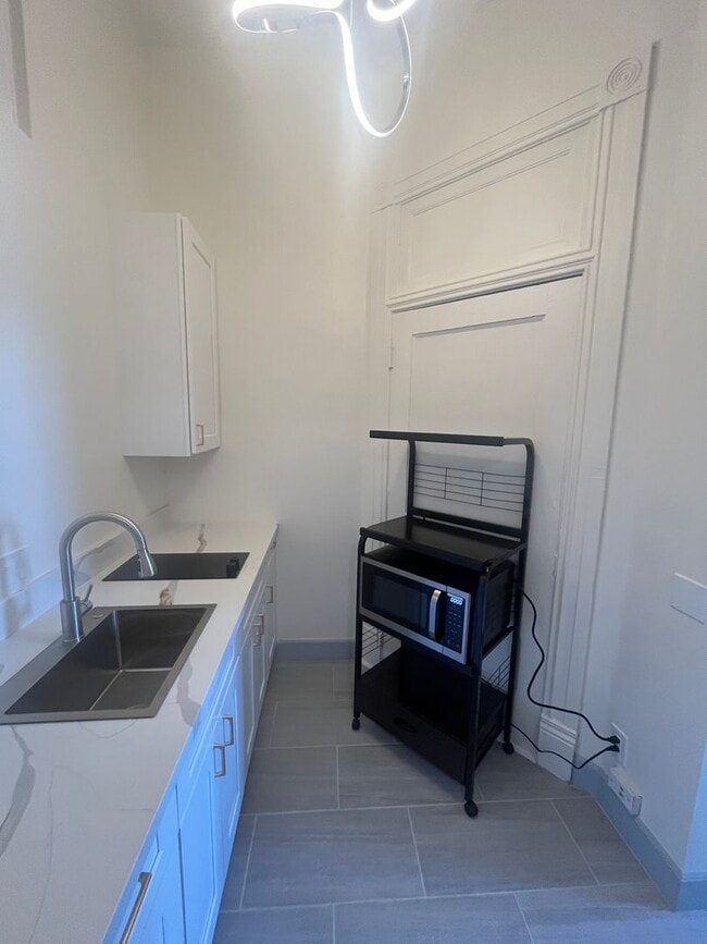 Building Photo - Remodeled Unit for Rent in Historic Downtown Cole Block Building