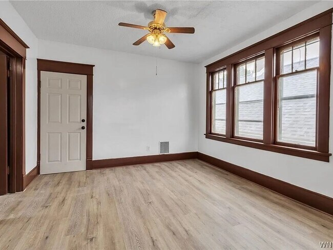 Building Photo - 4 Bedroom Duplex in Buffalo