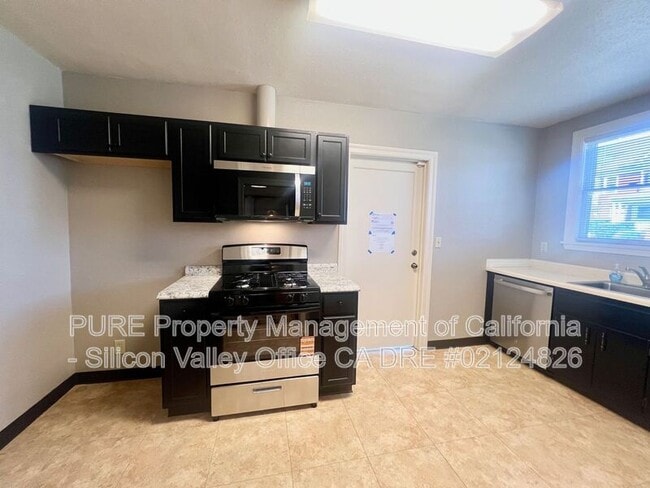 Building Photo - 717 E Lake Ave