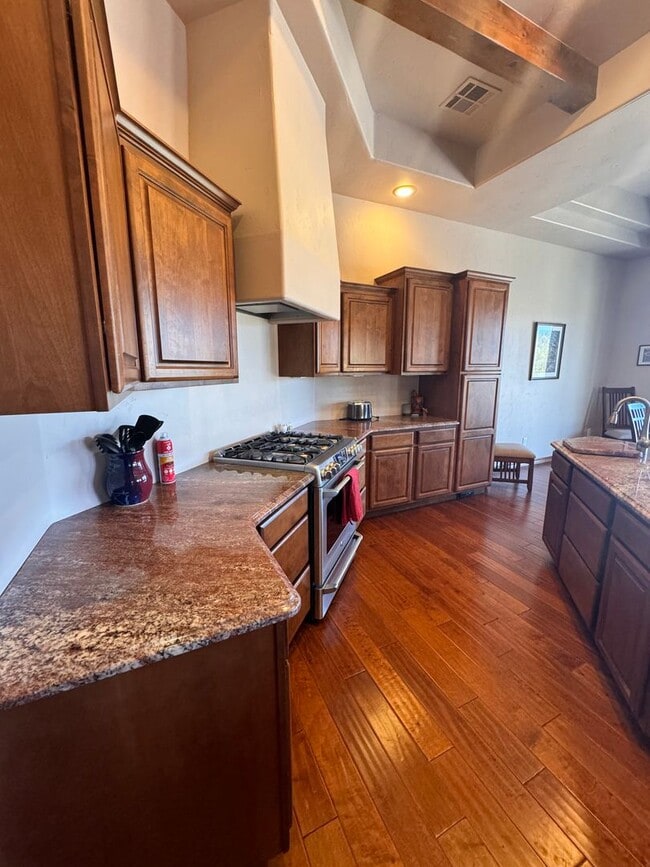 Building Photo - Gorgeous Fully Furnished rental on 1 acre, flexible lease term