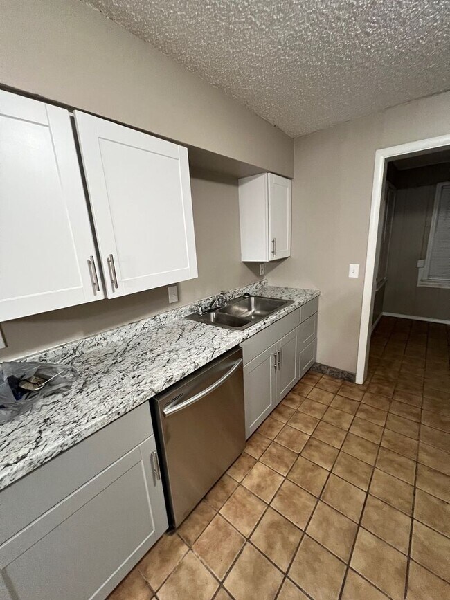 Building Photo - Charming 2 Bed, 1 Bath Home in the Heart of Tulsa!