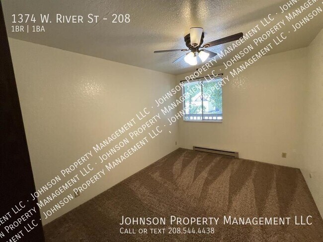 Foto del edificio - 1374 W River St