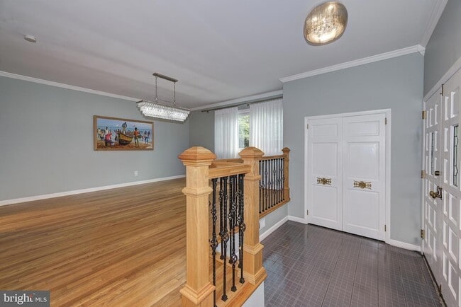 Building Photo - 1717 Country Club Dr