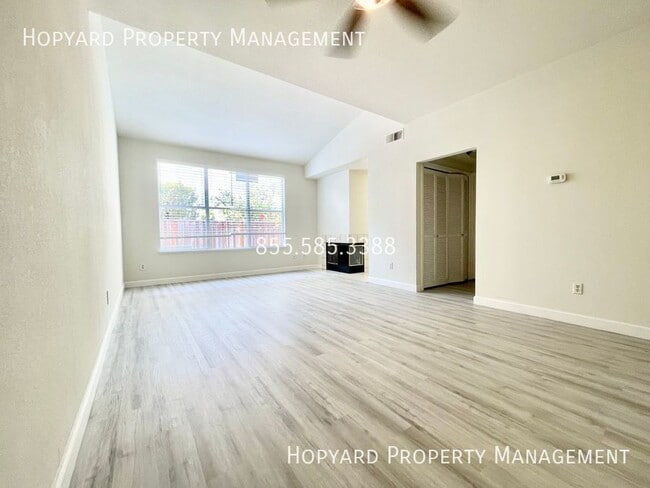 Building Photo - 3 Bedroom Townhome in Fantastic Area Avail...