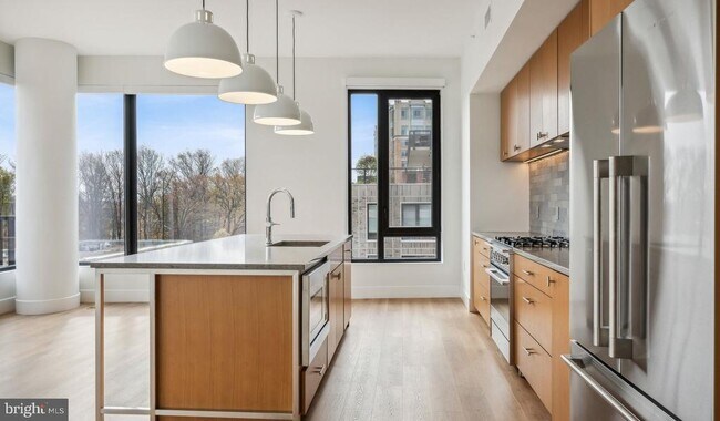 Foto del edificio - 10511 Strathmore Hall St