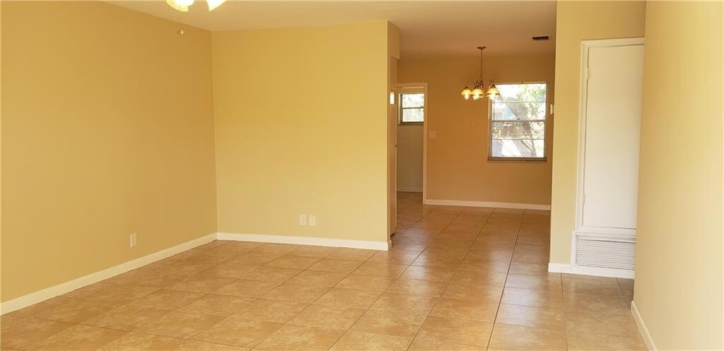 Sala de estar luminosa con suelo de baldosas. - 981 NE 36th St