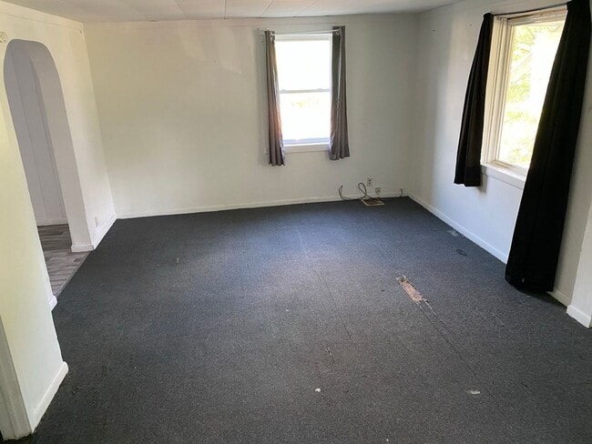 Building Photo - Spacious 2-Bedroom Home for Lease in Akron