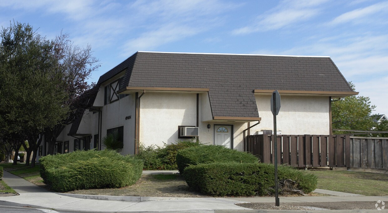 Primary Photo - 40484 Chapel Way