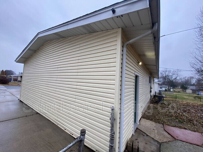 Building Photo - 1315 Bobolink Dr