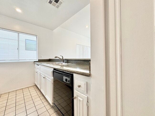 Building Photo - 5139 W Maplewood Ave