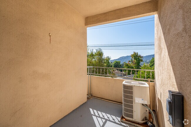 1 habitación, 1 baño, 650 pies cuadrados, balcón - Montrose