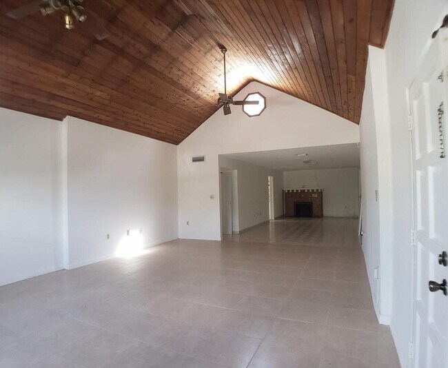 Foto del edificio - 8873 Harding Ave