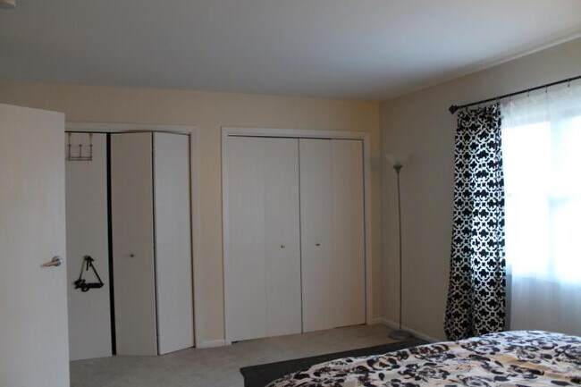 Building Photo - 2 bedroom in Batavia IL 60510