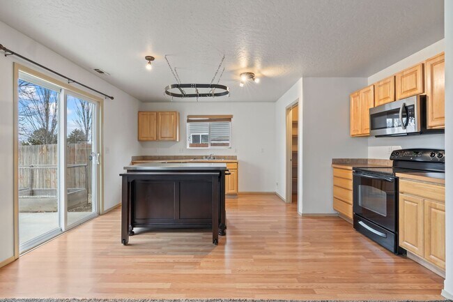 Foto del edificio - 3BD/2.5BA/2-CAR GARAGE IN SW BOISE!