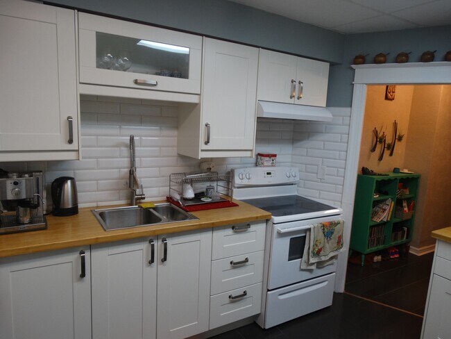 Photo du bâtiment - Main Floor Unit With Lots of Space and Charm