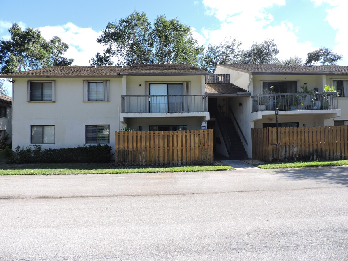 Primary Photo - 3402 Gardens E Dr