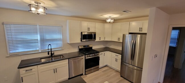 Foto del edificio - Tiehen Realty - Booth