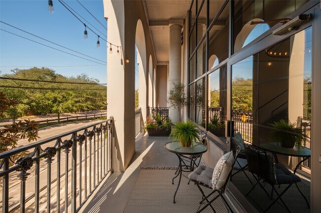 Foto del edificio - 1025 S Shepherd Dr