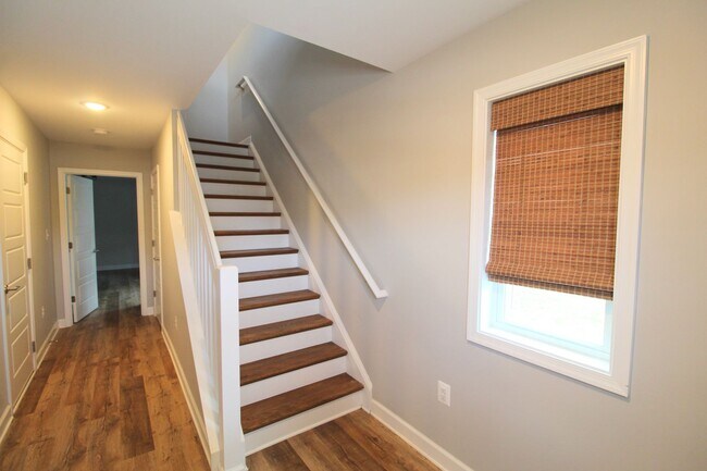 Foto del edificio - Large 3 level end unit townhome with a garage! Located right by Sentara and near JMU and downtown!