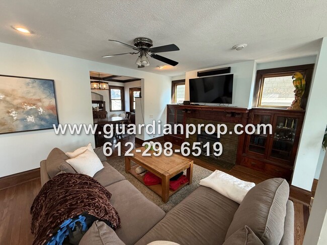 Foto del edificio - Merriam Park House Available May 1st, Updated Kitchen, Office, Fenced Yard, 2 Car Garage