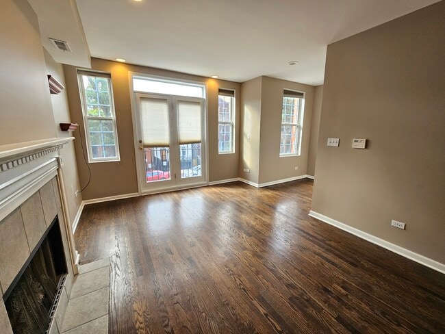 Building Photo - 1069 N Marshfield Ave