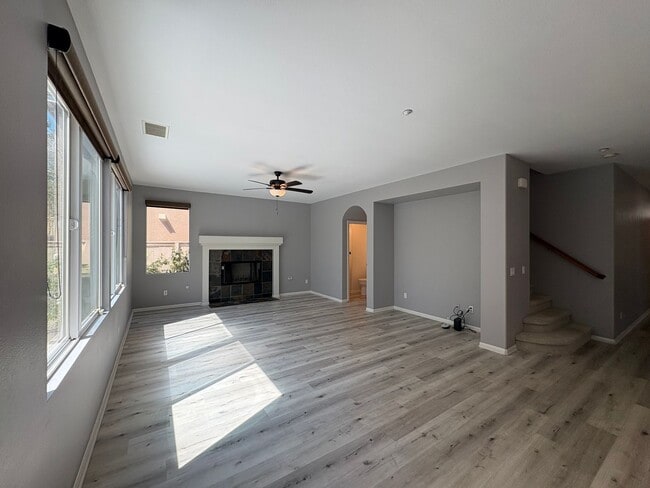 Building Photo - Stunning 4B/2.5BA House in Vista!