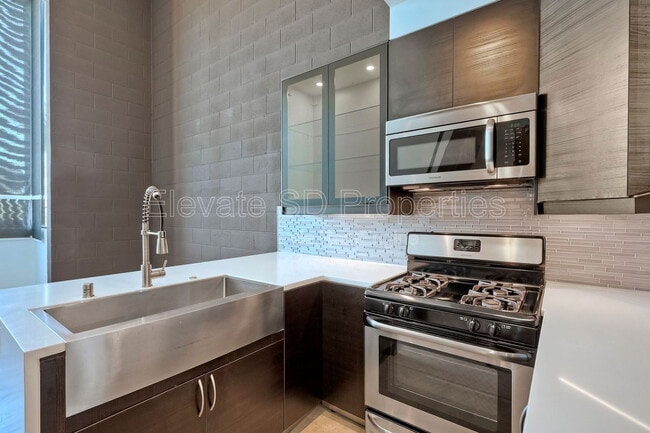 Building Photo - 1965 Columbia St