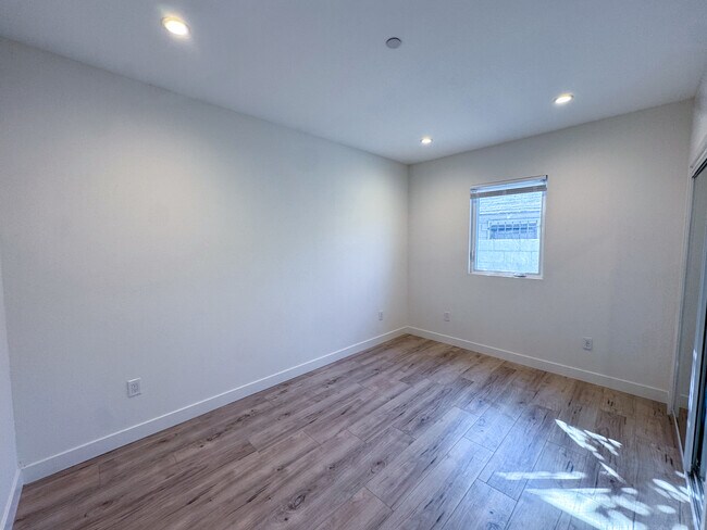 Building Photo - 120 E 55th St