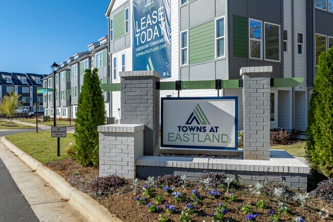 Ciudades en Eastland - Towns at Eastland - Townhomes for Rent in Charlotte, NC