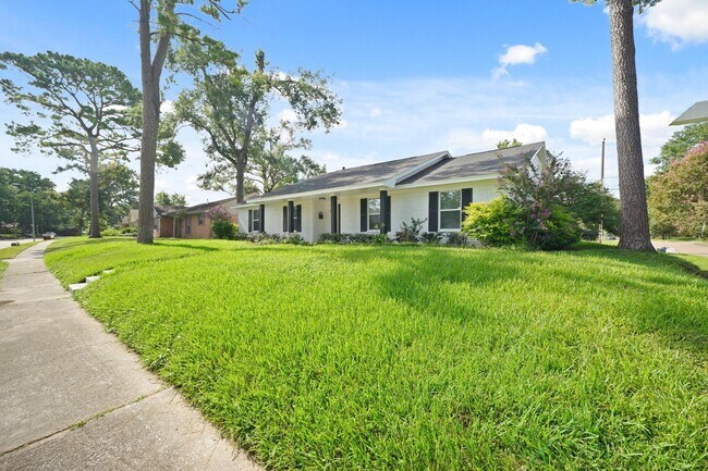 Foto del edificio - 5943 Greenmont Dr