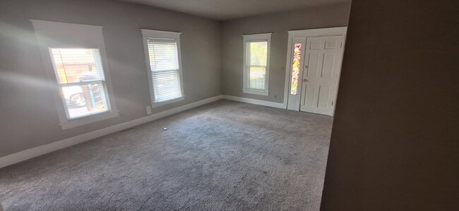 Building Photo - 216 NE Douglas St