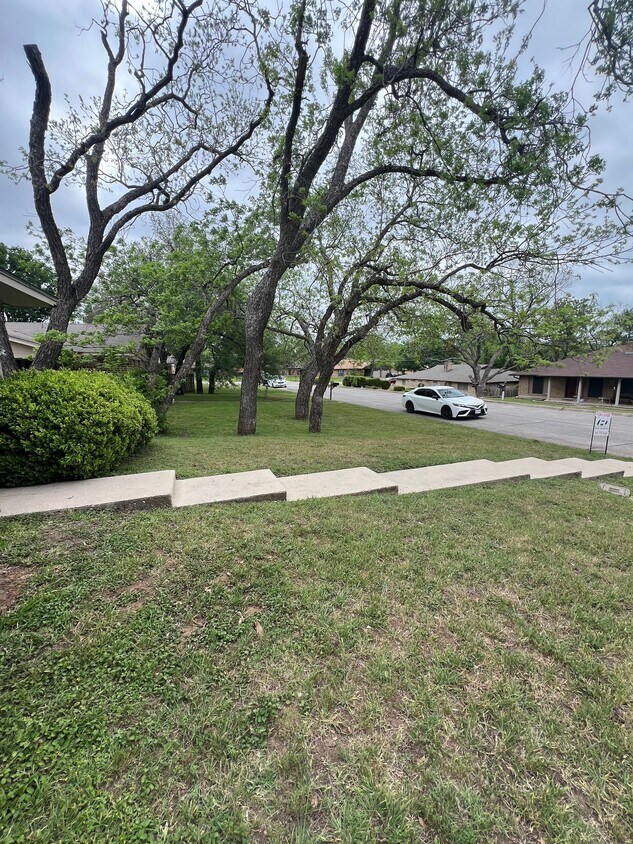 Building Photo - RENOVATED DUPLEX
