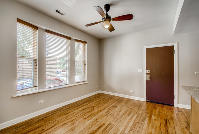 Foto del edificio - 2403 N Hamlin Ave