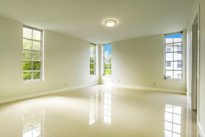 Building Photo - 535 Oaks Dr