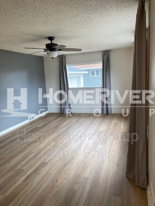 Building Photo - 1085 Syringa Dr