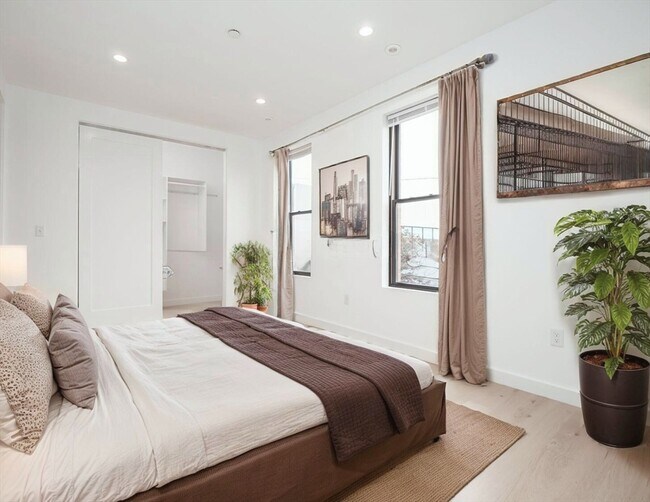 Building Photo - 340 W 2nd St