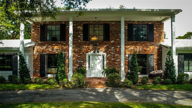 Foto del edificio - 10700 Old Cutler Rd