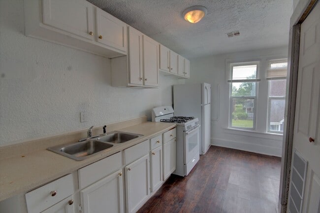 Building Photo - Upper level unit